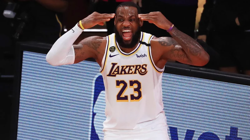 Fotografija: Vse je v glavi, si je bržkone mislil LeBron James, ko je svoj deseto uvrstitev v veliki finale lige NBA kronal s četrtim naslovom prvaka. FOTO: Mike Ehrmann/AFP