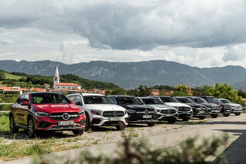 Fotografija: Mercedes-Benz ima najmlajšo modelno paleto na trgu in največji izbor športnih terenskih vozil. Od kompaktnega GLA do klenega terenca razred G, od športnih modelov AMG do povsem električnega EQC. FOTO: Žiga Intihar