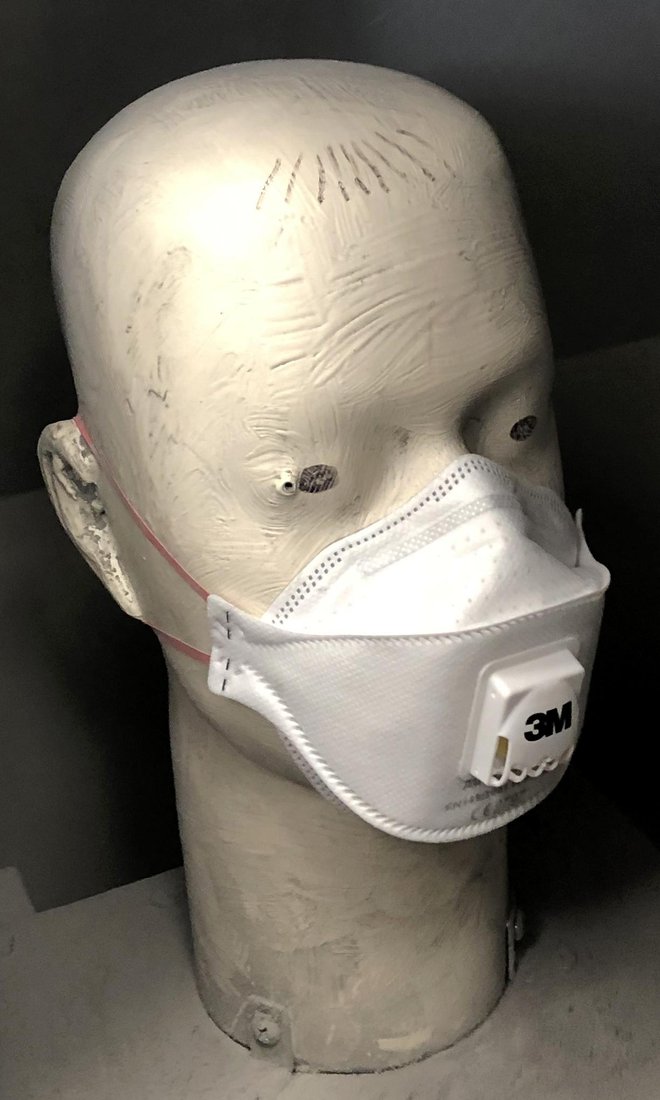 Slika maske na umetni glavi, namenjeni za testiranje filtracijske učinkovitosti. Foto: Institut Jožef Stefan