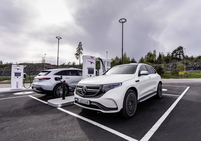 Leta 2021 v Slovenijo prihaja električni Mercedes-Benz EQC, ki se mu bodo v prihodnje pridružili še drugi povsem električni Mercedesovi športni terenci. FOTO: Mercedes