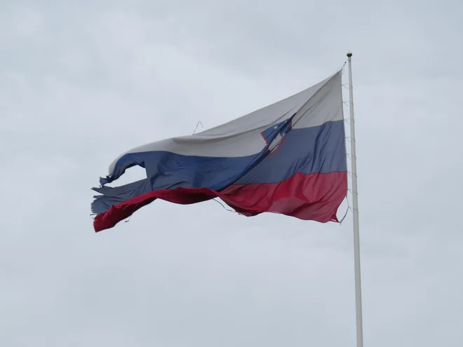 V osrčju grosupeljske občine na Boštanju plapola slovenska tribarvnica oziroma to, kar je od nje ostalo. FOTO: Bojan Rajšek/Delo