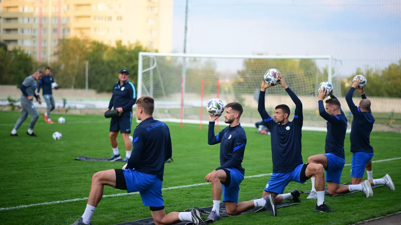 Fotografija: Slovenci so nastanjeni v Kišinjovu že dva dni, tam so se tudi pripravljali za drevišnjo tekmo z Moldavci. Takole jih je med ogrevanjem pred treningom opazoval selektor Matjaž Kek. FOTO: Nzs/m24.si