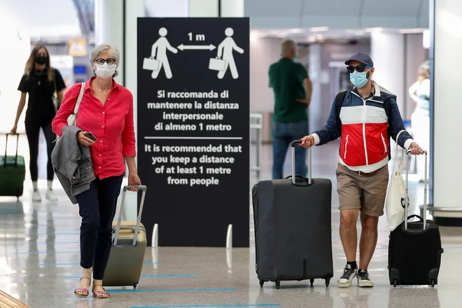 Predstavniki nekaterih članic se bojijo, da je realnost že prehitela evropski semafor za omejitve potovanj. Glede na epidemiološka gibanja utegnejo kmalu vse evropske regije postati rdeče. FOTO: Guglielmo Mangiapane/Reuters