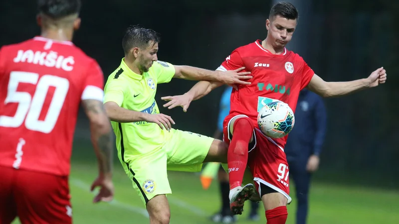 Fotografija: Kidričana Nemanja Jakšić in Mihael Klepač sta dvoboj s Koprčani začela na klopi za rezerviste. FOTO: Tadej Regent/Delo