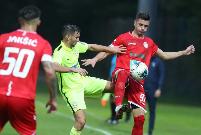 Kidričana Nemanja Jakšić in Mihael Klepač sta dvoboj s Koprčani začela na klopi za rezerviste. FOTO: Tadej Regent/Delo