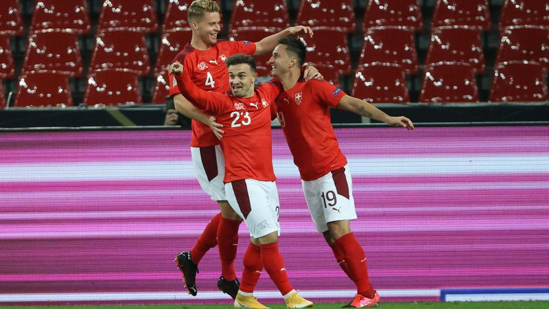 Fotografija: Švicarji so v Kölnu vodili že z 2:0 in s 3:2, na koncu pa so se morali zadovoljiti s točko. FOTO: Wolfgang Rattay/Reuters