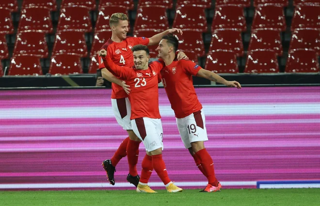 Švicarji so v Kölnu vodili že z 2:0 in s 3:2, na koncu pa so se morali zadovoljiti s točko. FOTO: Wolfgang Rattay/Reuters