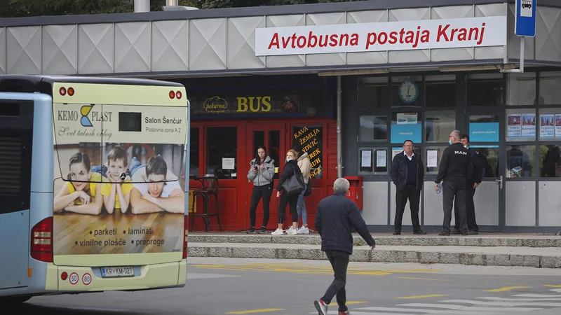 Fotografija: Kot kaže, bo imel Kranj še nekaj časa neugledno in zastarelo avtobusno postajališče. Ker načrti predvidevajo selitev avtobusne postaje k železniški, dodatna vlaganja v obstoječe postajališče niso ekonomsko upravičena. FOTO: Jože Suhadolnik/Delo