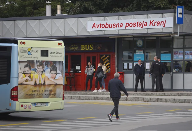Kot kaže, bo imel Kranj še nekaj časa neugledno in zastarelo avtobusno postajališče. Ker načrti predvidevajo selitev avtobusne postaje k železniški, dodatna vlaganja v obstoječe postajališče niso ekonomsko upravičena. FOTO: Jože Suhadolnik/Delo