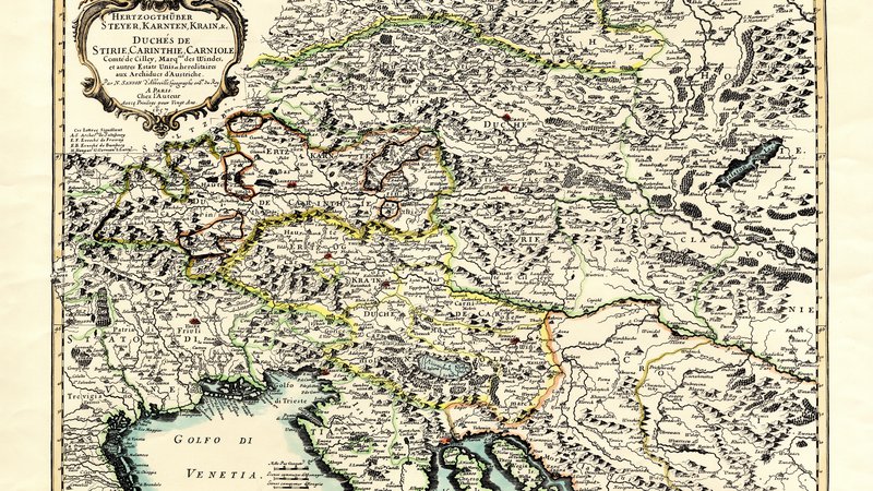 Fotografija: Zemljevid z nemškim in francoskim naslovom Hertzogthūber Steyer, Karnten, Krain, & c./Duchés de Stirie, Carinthie, Carniole … (Vojvodine Štajerska, Koroška in Kranjska…) je leta 1657 izdal francoski kartograf Nicolas Sanson. Vir Knjiga Kartografski zakladi slovenskega ozemlja, Založba ZRC, 2020. Foto Založba Zrc