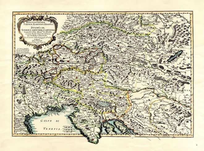 Zemljevid z nemškim in francoskim naslovom Hertzogthūber Steyer, Karnten, Krain, &amp; c./Duchés de Stirie, Carinthie, Carniole &hellip; (Vojvodine Štajerska, Koroška in Kranjska&hellip;) je leta 1657 izdal francoski kartograf Nicolas Sanson. Vir Knjiga Kartografski zakladi slovenskega ozemlja, Založba ZRC, 2020. Foto Založba Zrc