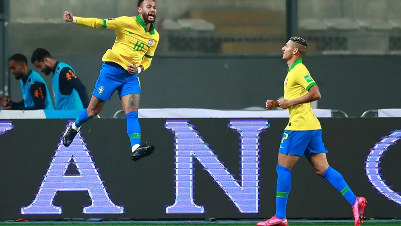 Fotografija: Brazilija je z drugo zmago v južnoameriških kvalifikacijah za nogometno svetovno prvenstvo leta 2022 že zavzela vrh lestvice, Neymar (levo) pa je s trojčkom golov na lestvici najboljših brazilskih strelcev prehitel Ronalda. FOTO: Stringer/Reuters