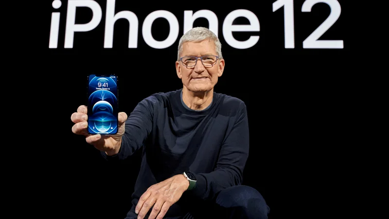 Fotografija: Tim Cook z novim iPhone 12 Pro FOTO: Brooks Kraft/Apple/Reuters