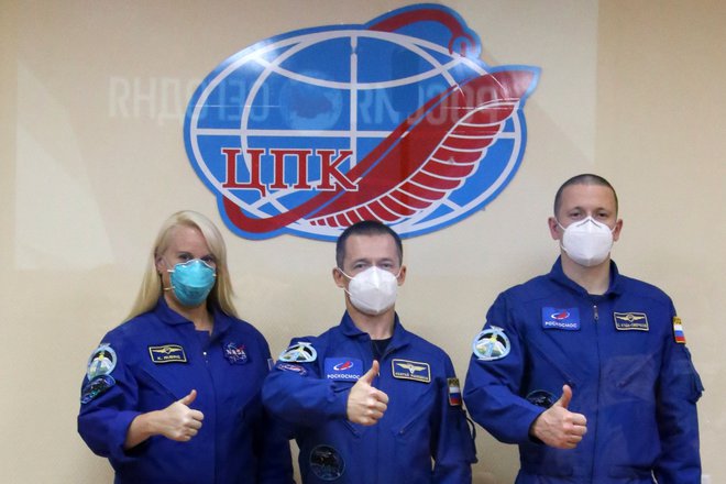 Astronavtka Kate Rubins in kozmonavta Sergej Rižikov in Sergej Kud Sverčkov. FOTO: Roskosmos/AFP