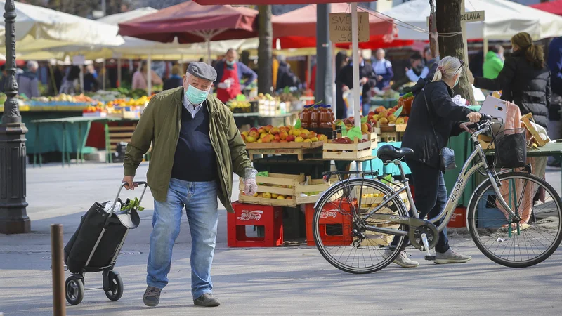 Fotografija: Pristojni še vedno opozarjajo, da za zaščito pred koronavirusom največ lahko naredimo sami. Maske, dosledna higiena rok in socialna distanca so ključ do uspeha. FOTO: Jože Suhadolnik/Delo