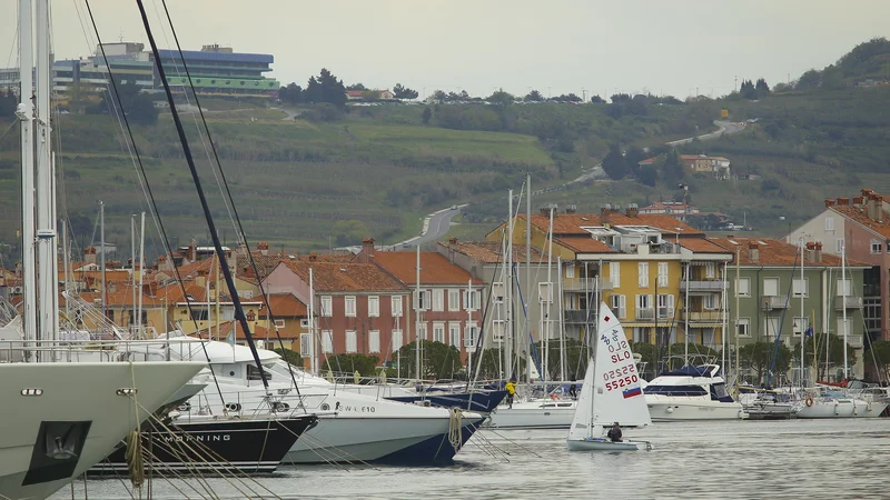 Fotografija: Izolska marina naj bi včeraj dokončno pristala v Grafistovi lasti.
FOTO: Jože Suhadolnik/Delo