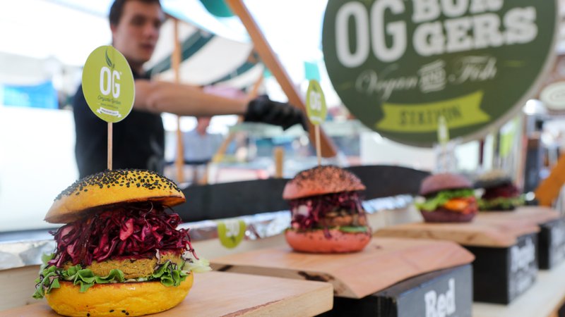 Fotografija: Če bo prepoved obveljala, bodo morali ponudniki veganskih burgerjev in podobnih brezmesnih izdelkov zanje poiskati še »nemesna imena«. FOTO: Marko Feist
