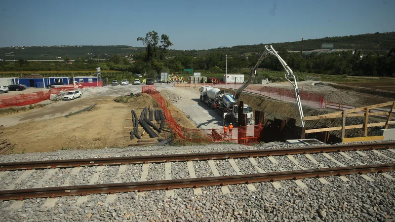 Fotografija: Družba 2TDK je sposobnost gradnje drugega tira priznala štirim ponudnikom konzorciju Gorenjska gradbena družba, Metroslav in CGP; Kolektor CPG s turškima Yapi Merkezi in Özaltın; avstrijskemu Strabagu in turškemu Cengizu. FOTO: Jure Eržen/Delo