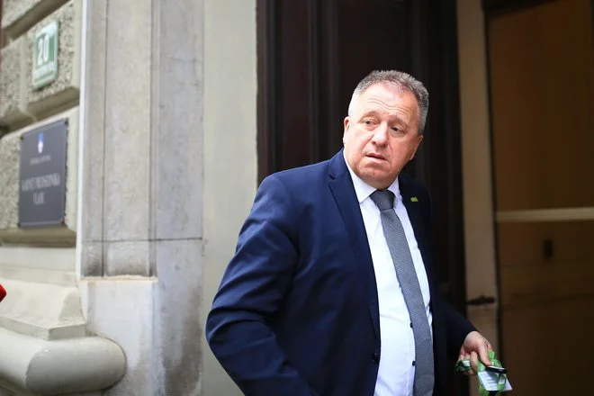 Zakon, s katerim nameravajo osem državnih regulatornih agencij združiti v le dve, so pripravili na ministrstvu za gospodarstvo, ki ga vodi Zdravko Počivalšek. FOTO:<br />
Foto Tomi Lombar/delo