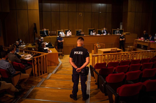 Prizor iz sodne dvorane, kjer je potekalo eno najbolj odmevnih sojenj zadnjih desetletij v Grčiji. Foto: Angelos Tzortzinis/Afp