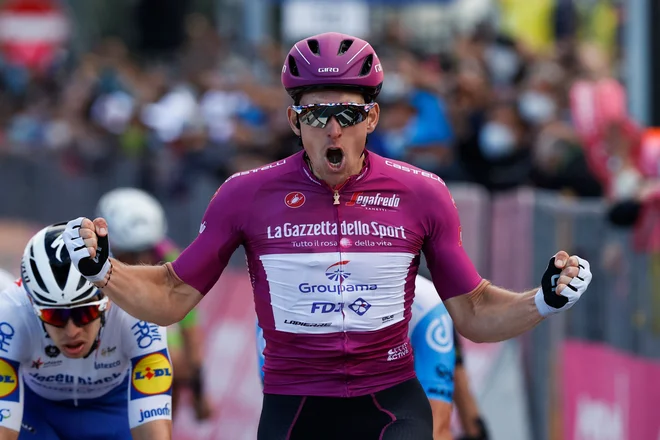 Francoz Arnaud Demare niza zmage na dirki po Italiji. FOTO: Luca Bettini/AFP