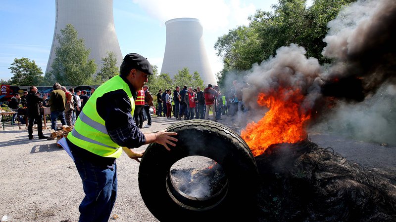 Fotografija: Francija bo v podaljšanje delovanja jedrskih elektrarn vložila več deset milijard evrov. FOTO: Francois Nascimbeni/AFP