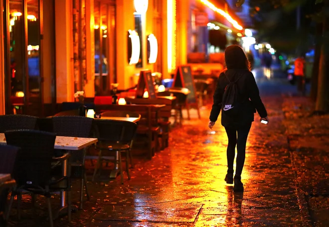 Bari in restavracije na omenjenih tveganih območjih v Nemčiji se bodo morali zapreti najkasneje ob 23. uri, kar sicer v žariščih, kot sta Berlin in Frankfurt, velja že zdaj. FOTO: Hannibal Hanschke/Reuters
