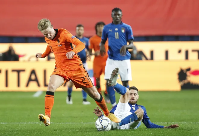 Nizozemec Frenkie de Jong in italijanski Brazilec Jorginho sta se razšla prijateljsko. FOTO: Alessandro Garofalo/Reuters