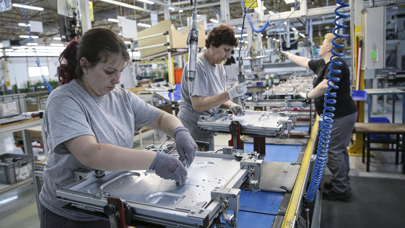 Fotografija: Prednost pri zaposlitvi v novi Hisensovi tovarni bodo imel delavci iz Gorenja. FOTO: Jože Suhadolnik/Delo