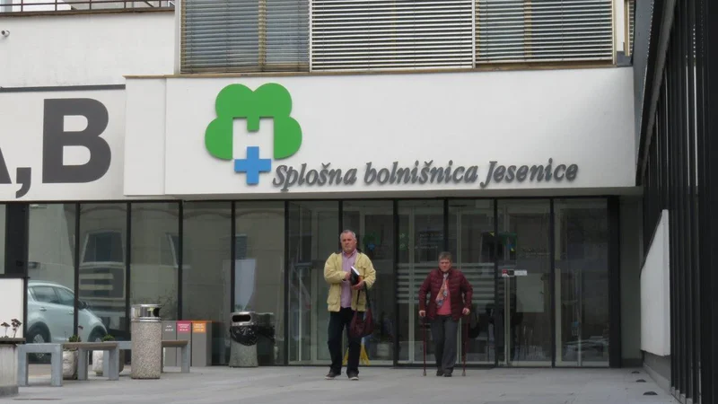 Fotografija: Po okužbah izstopajo tudi Jesenice, kjer beležijo izbruh zlasti med zaposlenimi v Splošni bolnišnici Jesenice. Trenutno je okuženih 36 zaposlenih. FOTO: Blaž Račič/Delo