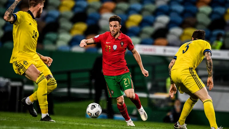 Fotografija: Diogo Jota (v sredini) je imenitno nadomestil odsotnost okuženega Cristiana Ronalda in je prvi strelec Portugalske v ligi narodov. FOTO: Patricia De Melo Moreira/AFP