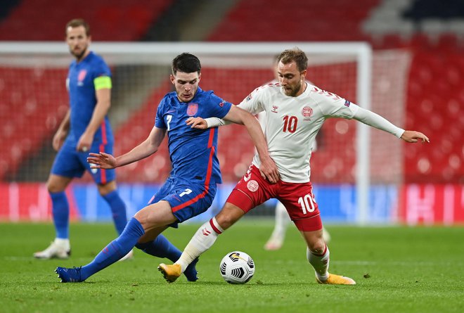 Danska je presenetila Anglijo v Londonu, ki je že po dobre pol ure ostala z desetimi igralci. Edini strelec z bele točke je bil bivši član Tottenhama Christian Eriksen (desno). FOTO: Daniel Leal-olivas/Reuters