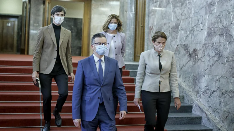 Fotografija: Štiri stranke levice oziroma leve sredine (na fotografije z leve koordinator Levice Luka Mesec, predsednica SD Tanja Fajon, predsednica SAB Alenka Bratušek in predsednik LMŠ Marjan Šarec) so se hitro zagrele za Jožeta Damijana. FOTO: Blaž Samec/Delo