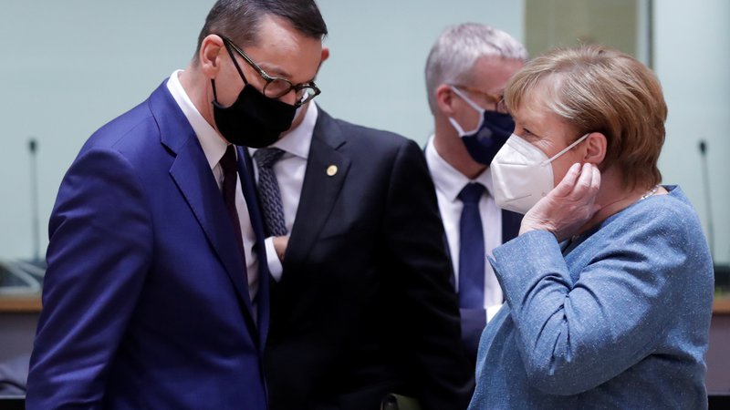 Fotografija: Poljski premier Mateusz Morawiecki in nemška kanclerka Angela Merkel
FOTO: Olivier Hoslet/Reuters