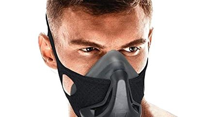 Fotografija: Maska za trening prisili uporabnika, da močneje in globlje vdihne, zato se poveča zmogljivost pljuč. FOTO: Arhiv proizvajalca