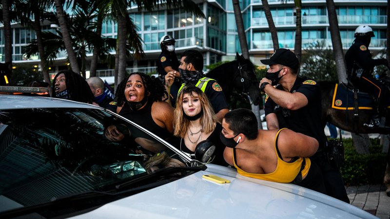 Fotografija: Policija je aretirala privrženke kandidata za predsednika in nekdanjega podpredsednika Joeja Bidena, pred mestno hišo v v Miamiju. FOTO: Chandan Khanna/Afp