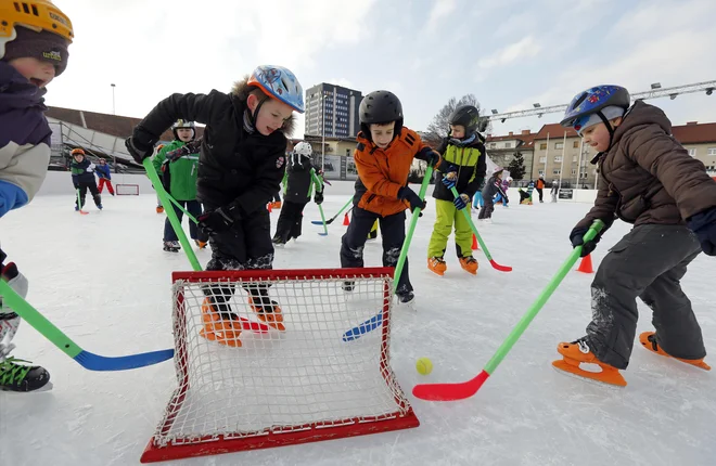 Šport mladih bi moral biti zabava, druženje in učenje discipline, delovnih navad. Vrhunski šport jih čaka med člani. (Fotografija je simbolična.) FOTO: Matej Družnik/Delo