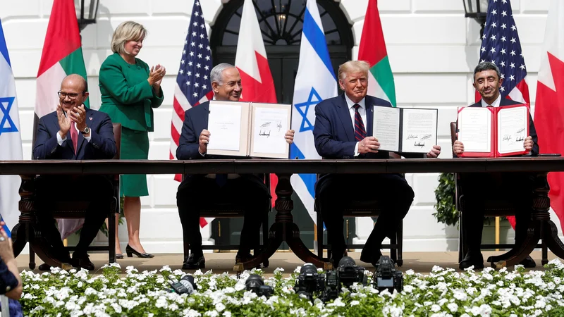 Fotografija: Bahrajnski zunanji minister Abdulatif al Zajani, izraelski premier Benjamin Netanjahu, ameriški predsednik Donald Trump in zunanji minister Združenih arabskih emiratov Abdulah bin Zajed med podpisom dogovora o normalizaciji odnosov prejšnji mesec v Washingtonu. Foto: Tom Brenner/Reuters