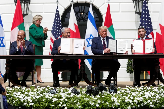 Bahrajnski zunanji minister Abdulatif al Zajani, izraelski premier Benjamin Netanjahu, ameriški predsednik Donald Trump in zunanji minister Združenih arabskih emiratov Abdulah bin Zajed med podpisom dogovora o normalizaciji odnosov prejšnji mesec v Washingtonu. Foto: Tom Brenner/Reuters