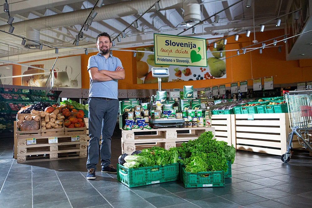 Fotografija: Kuharski mojster Pavčnik je najprej skrbno nakupil 68 kg hrane, ki jo je potreboval za izvedbo eksperimenta. Foto Spar.