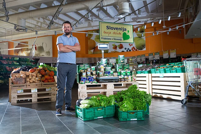 Kuharski mojster Pavčnik je najprej skrbno nakupil 68 kg hrane, ki jo je potreboval za izvedbo eksperimenta. Foto Spar.