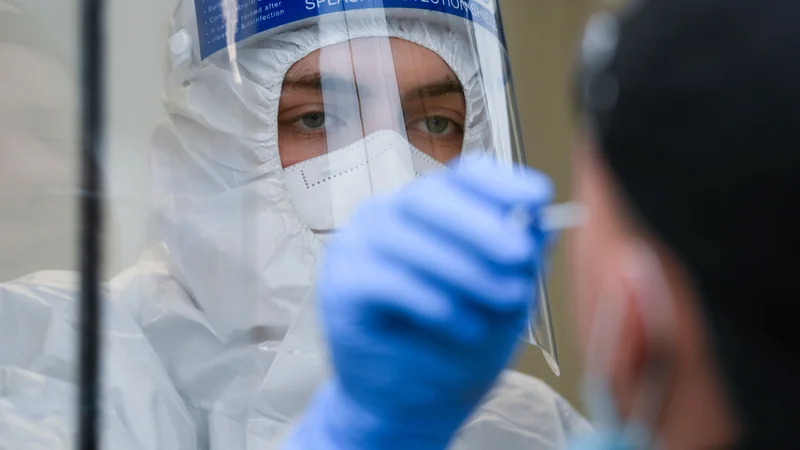 Fotografija: Največja kužnost virusa je dva do tri dni pred znaki bolezni in tri do pet dni po koncu simptomov, je pojasnil specialist infektologije Tomaž Vovko. FOTO: Ina Fassbender AFP