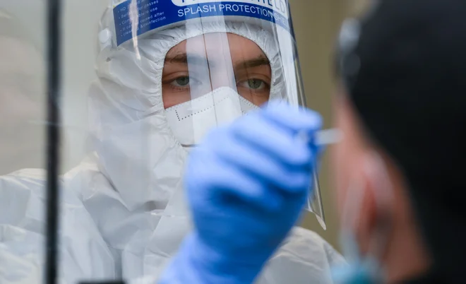Največja kužnost virusa je dva do tri dni pred znaki bolezni in tri do pet dni po koncu simptomov, je pojasnil specialist infektologije Tomaž Vovko. FOTO: Ina Fassbender AFP