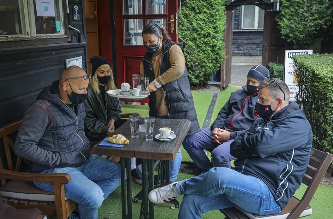 Vsi lokali, ki so v rdeči statistični regiji, bodo jutri morali zapreti svoja vrata. FOTO: Jože Suhadolnik/Delo