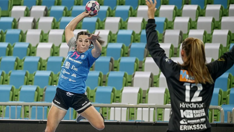 Fotografija: Maja Svetik pričakuje razburljivo tekmo v Stožicah FOTO: Blaž Samec/Delo