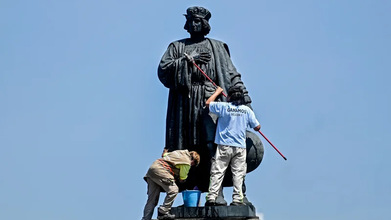 Fotografija: Njegov kip je letos poleti z obrazom navzdol ležal na zemlji v Minnesoti, v Bostonu so ga obglavili, v Virginiji pa poškodovali. FOTO: Pedro Pardo/Afp