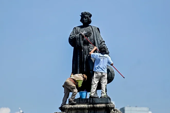 Njegov kip je letos poleti z obrazom navzdol ležal na zemlji v Minnesoti, v Bostonu so ga obglavili, v Virginiji pa poškodovali.&nbsp;FOTO: Pedro Pardo/Afp