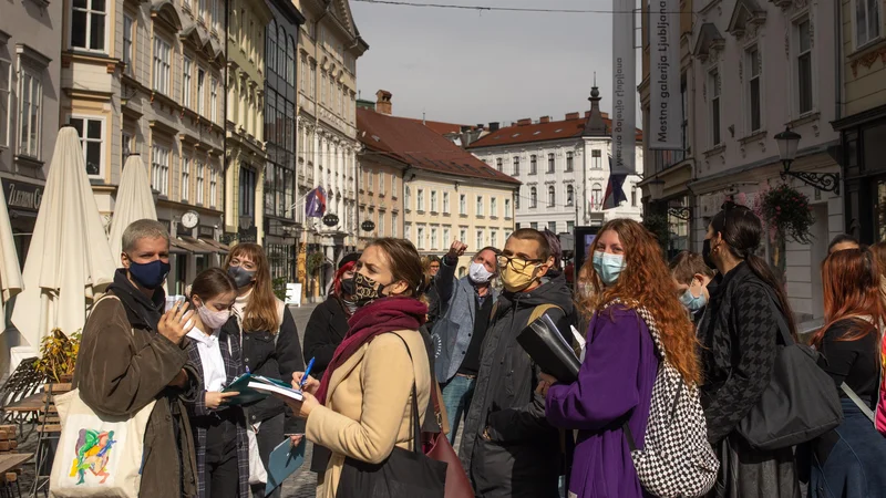 Fotografija: V rdečih regijah, ki veljajo za regije s slabimi epidemiološkimi razmerami, veljajo strožji ukrepi kot v preostalih. FOTO: Voranc Vogel/Delo