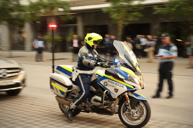 Glob za kršitve odlokov sicer ne izrečejo policisti, ampak o prekršku obvestijo zdravstveni inšpektorat. FOTO: Jure Eržen/Delo