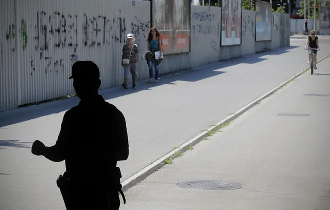 Prebivalcem iz rdečih regij je od danes prepovedan prehod v druge regije, pri tem pa velja nekaj izjem. FOTO: Blaž SAmec/Delo